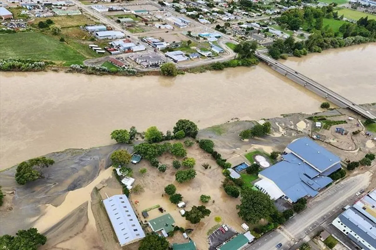 ঘূর্ণিঝড়ের প্রভাব থেকে মুক্তি পেল নিউজিল্যান্ড
