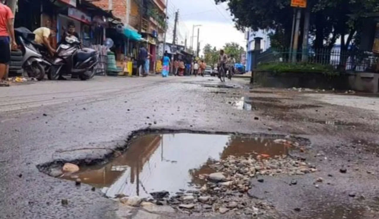 রাস্তার বেহাল দশা, হেলদোল নেই প্রশাসনের!