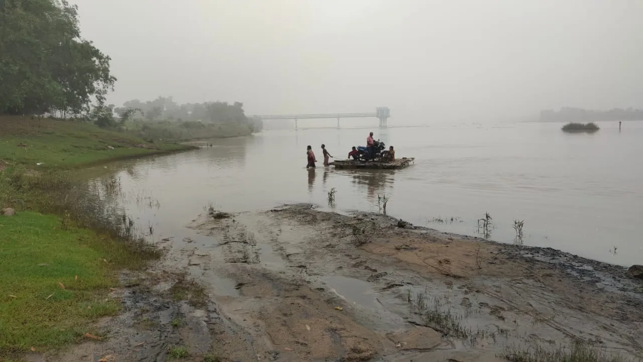 ঝুঁকির পারাপার...