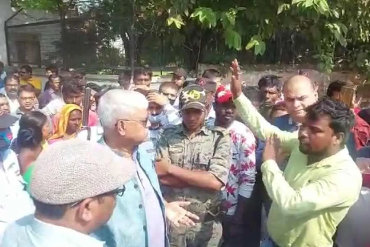 পাঁচিল তোলাকে ঘিরে উত্তাল বিশ্বভারতী চত্বর