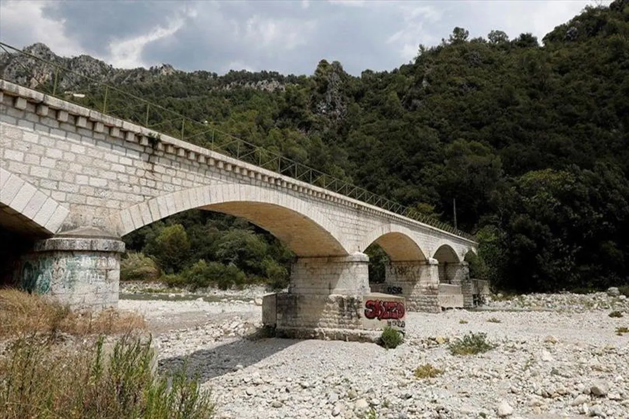 'রাইন নদীতে আর ৩০ সেমি জল বাকি'