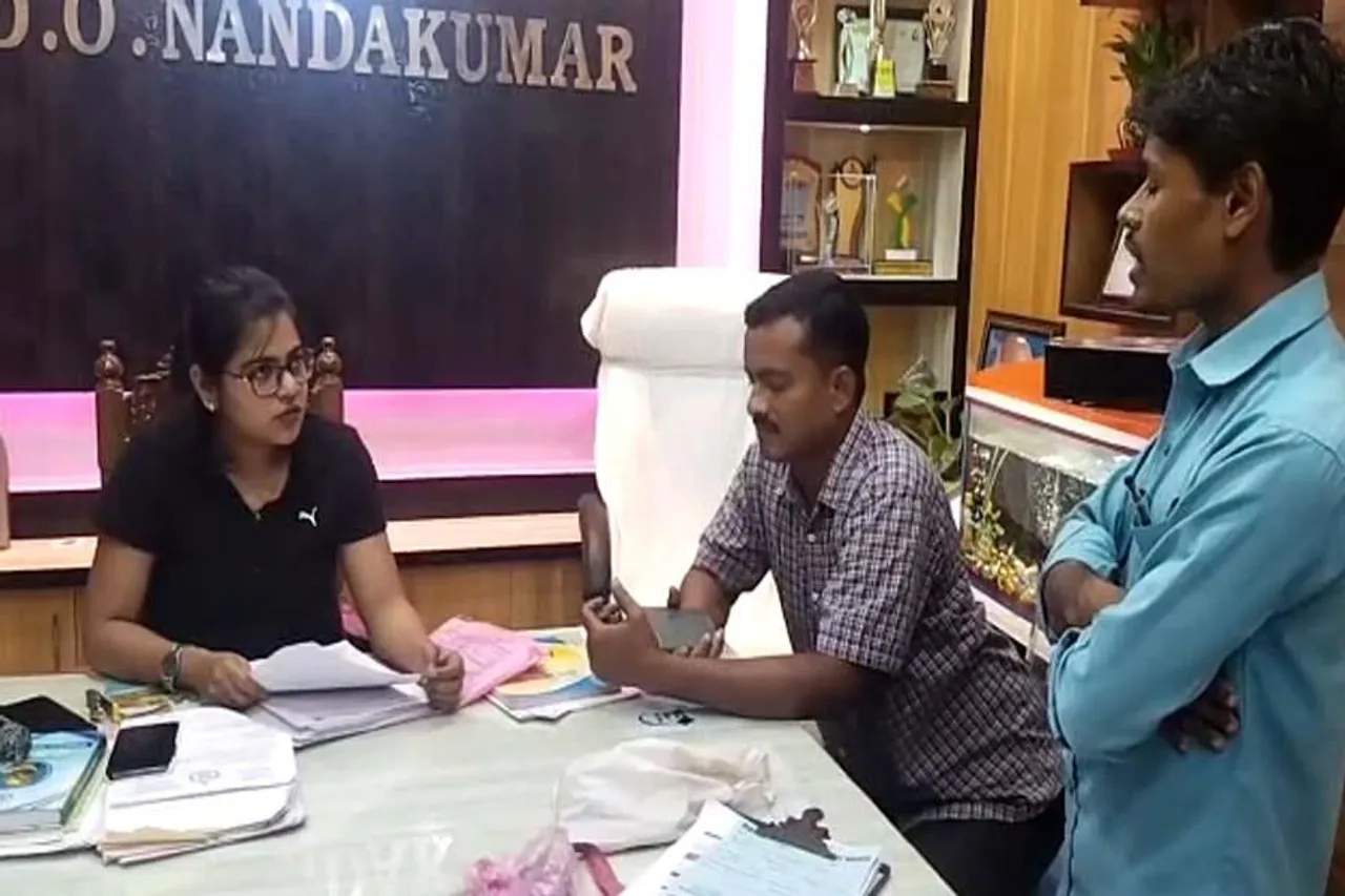 সাধারন মানুষের সঙ্গে মিশে দালাল ধরলেন খোদ বিডিও