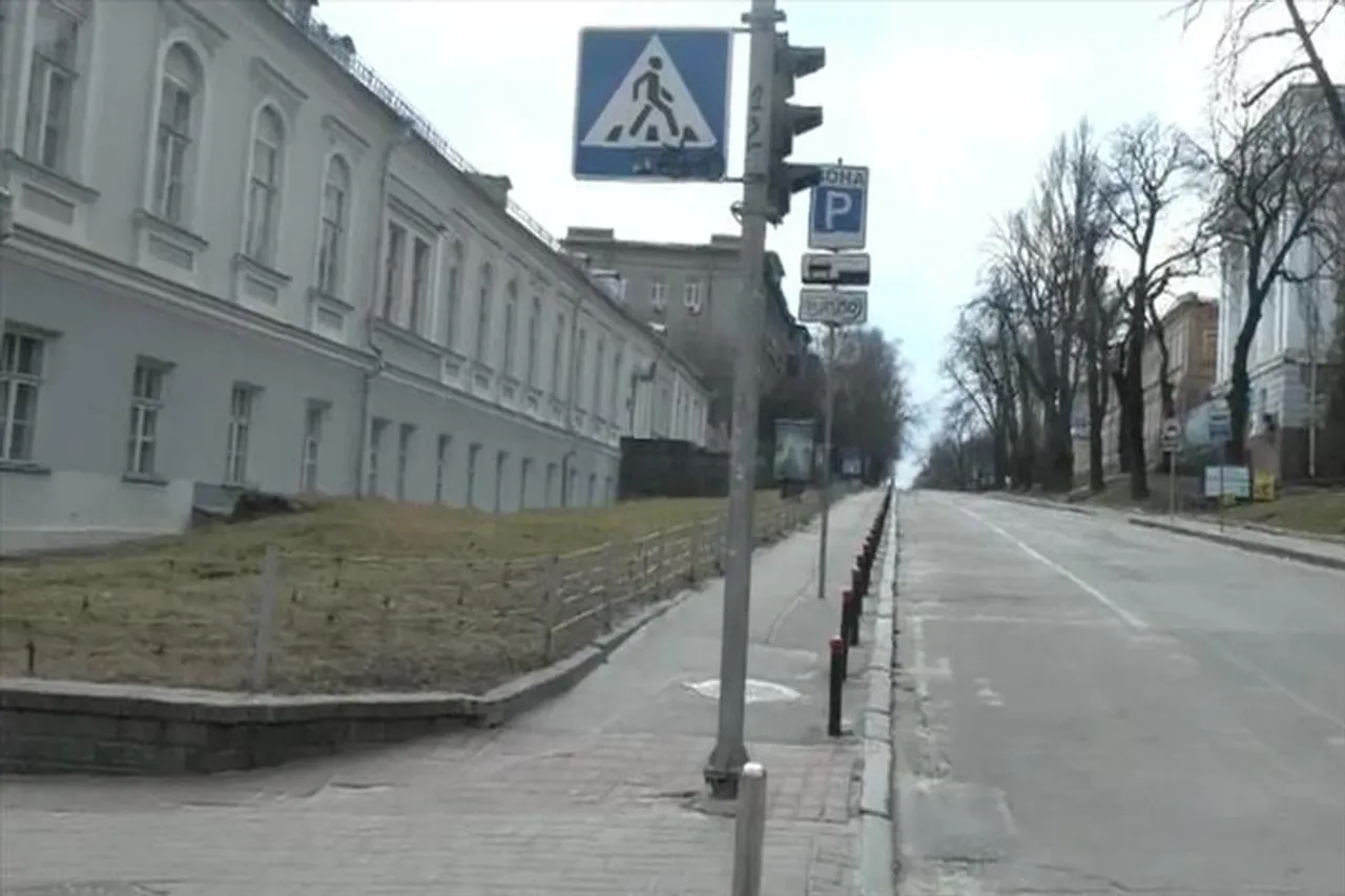 জনশূন্য কিয়েভের রাস্তা