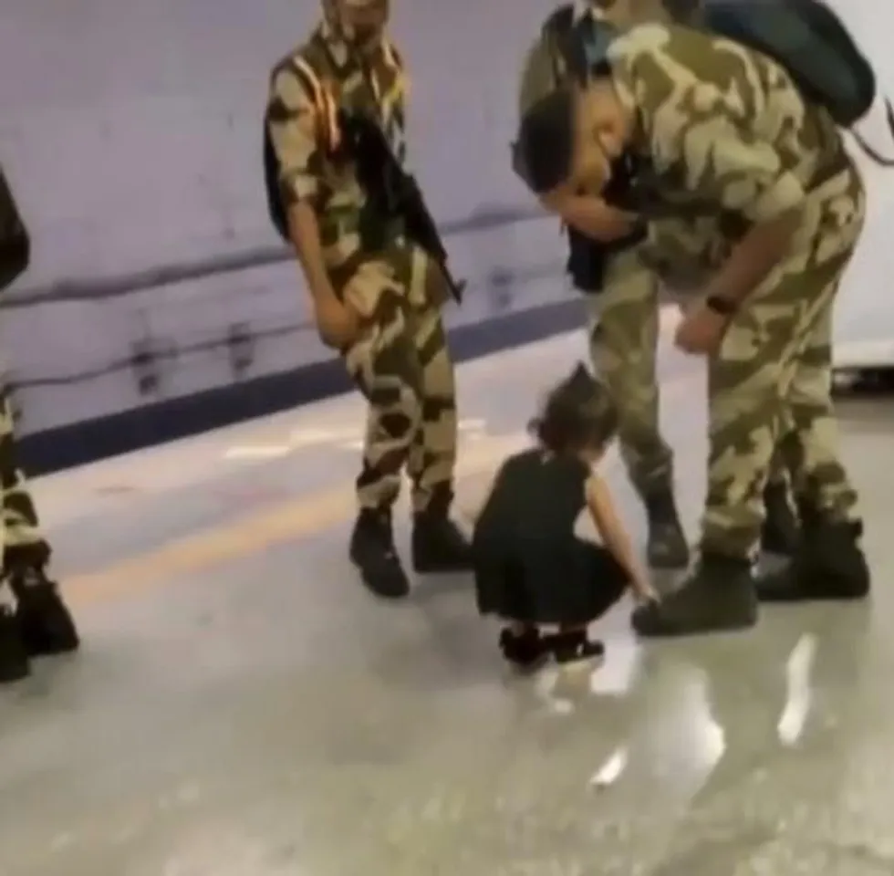 সেনাকর্মীকে প্রণাম খুদের, দেখুন ভিডিও