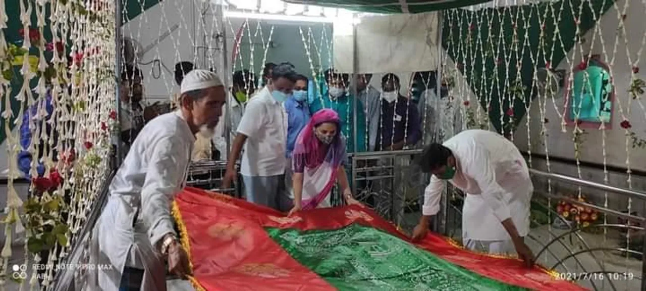 চন্দন বাবার উরুশ উপলক্ষে ফুল ও চাদর চাপালেন বিধায়িকা