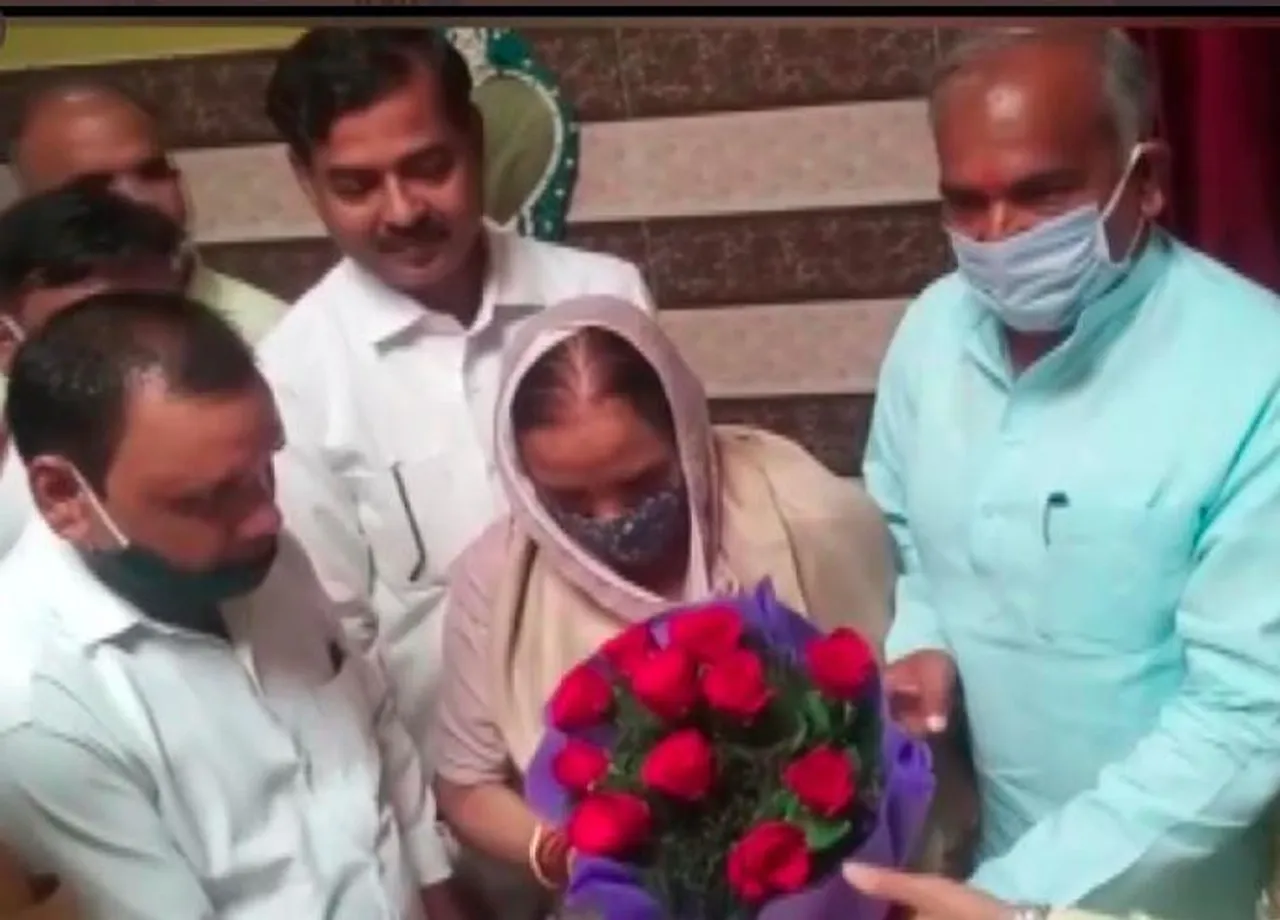 বন্দনার পরিবারের সঙ্গে দেখা করলেন উত্তরাখন্ড ক্রীড়া মন্ত্রী