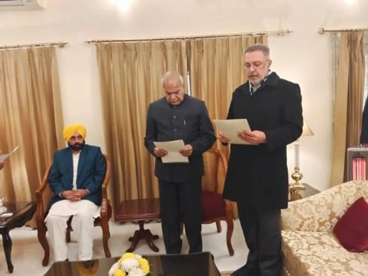 আপ বিধায়ক ডঃ বলবীর সিং রাজভবনে পাঞ্জাব মন্ত্রিসভায় মন্ত্রী হিসাবে শপথ নিলেন