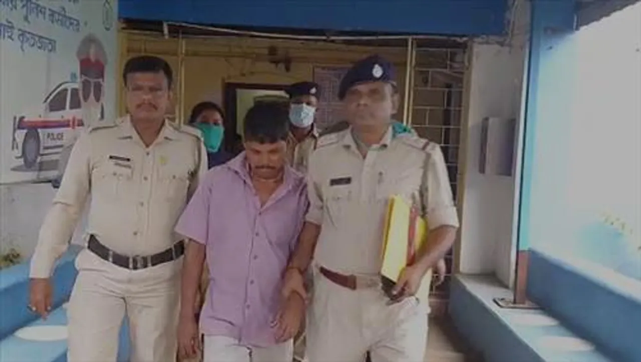 এক ব্যক্তির বাড়ি থেকে বিপুল পরিমাণ গাঁজা উদ্ধারকে ঘিরে চাঞ্চল্য