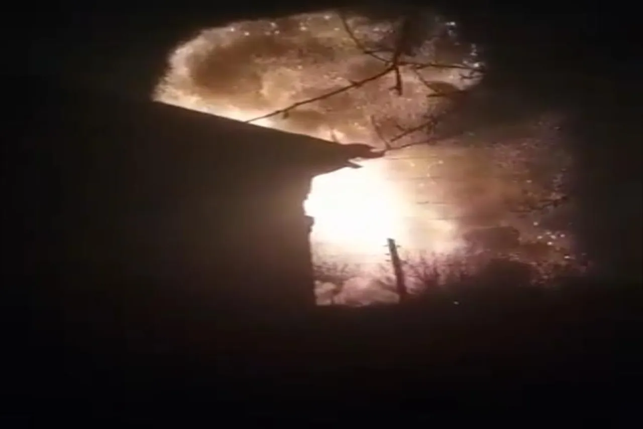 রাতের অন্ধকারে ইউক্রেনের শহর ইরমিনোতে বিস্ফোরণ