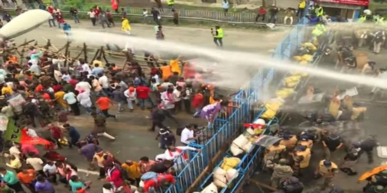 বিজেপির মিছিলে কাঁদানে গ্যাস পুলিশের