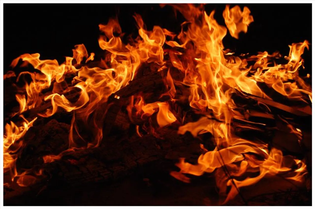 জ্বলছে দোকান, ঘটনাস্থলে দমকল