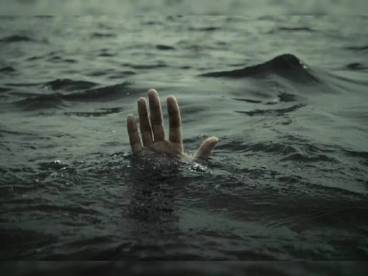 স্নান করতে গিয়ে তলিয়ে গেল কিশোর, উদ্ধারকার্যে ডুবুরি