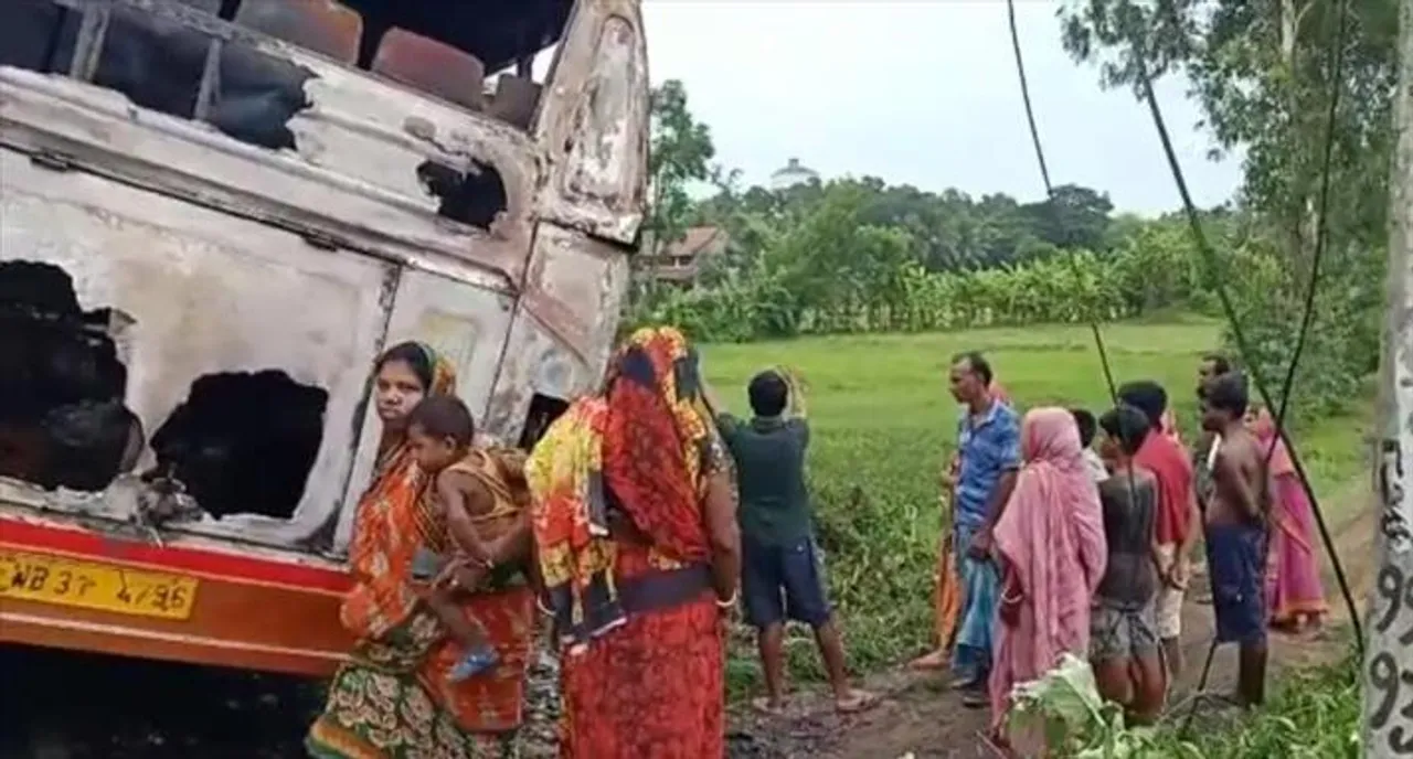 মর্মান্তিক দুর্ঘটনা! বৈদ্যুতিক খুঁটিতে ধাক্কা মেরে ভস্মীভূত বিয়ের যাত্রীবাহী বাস