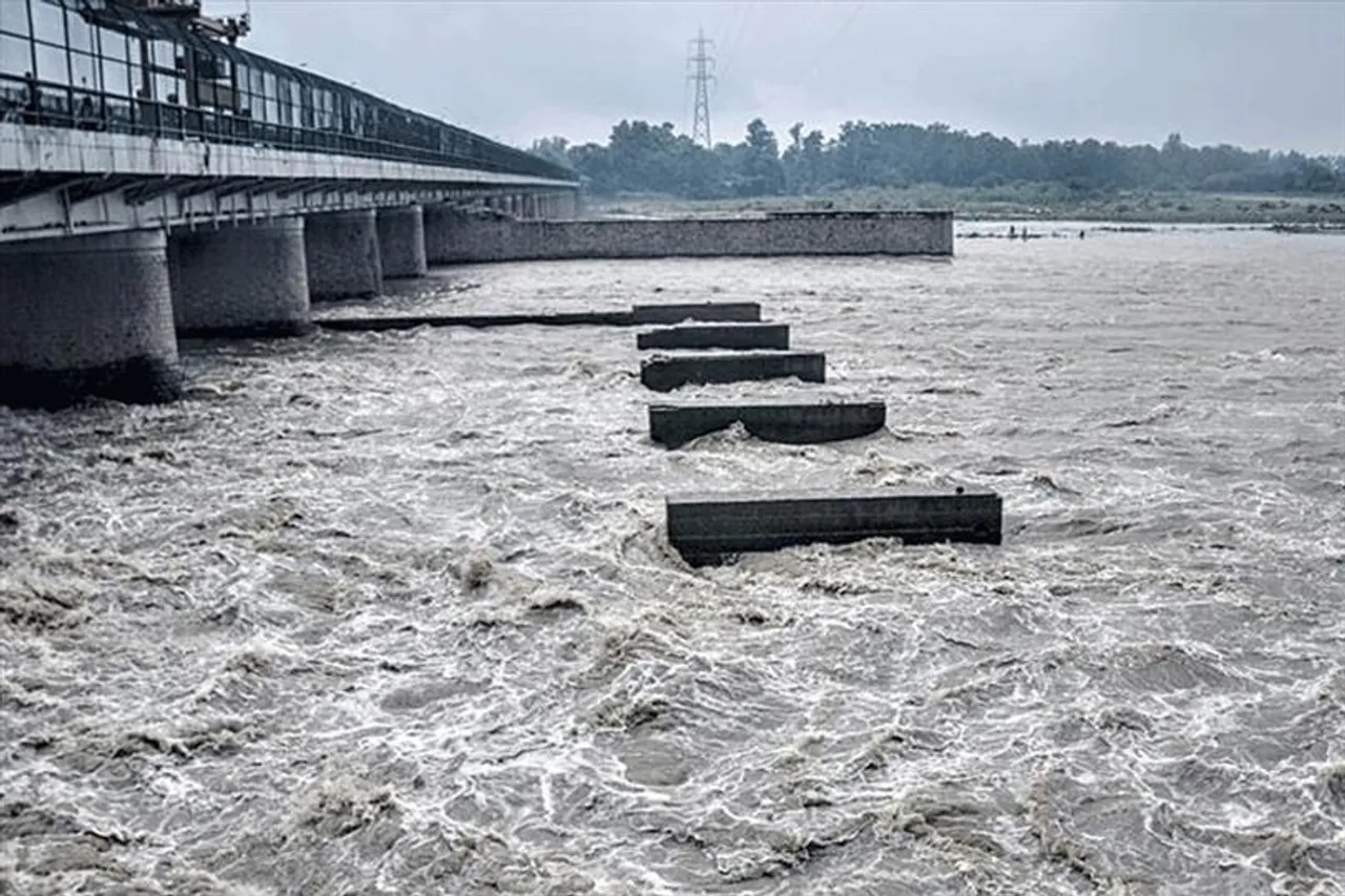 বিপদসীমার কাছে পৌঁছিয়েছে যমুনার জলস্তর, জারি সতর্কতা