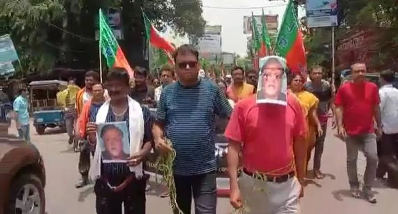 প্রাক্তন শিক্ষামন্ত্রীকে গ্রেপ্তারের দাবিতে দুর্গাপুরে অভিনব প্রতিবাদ বিজেপির
