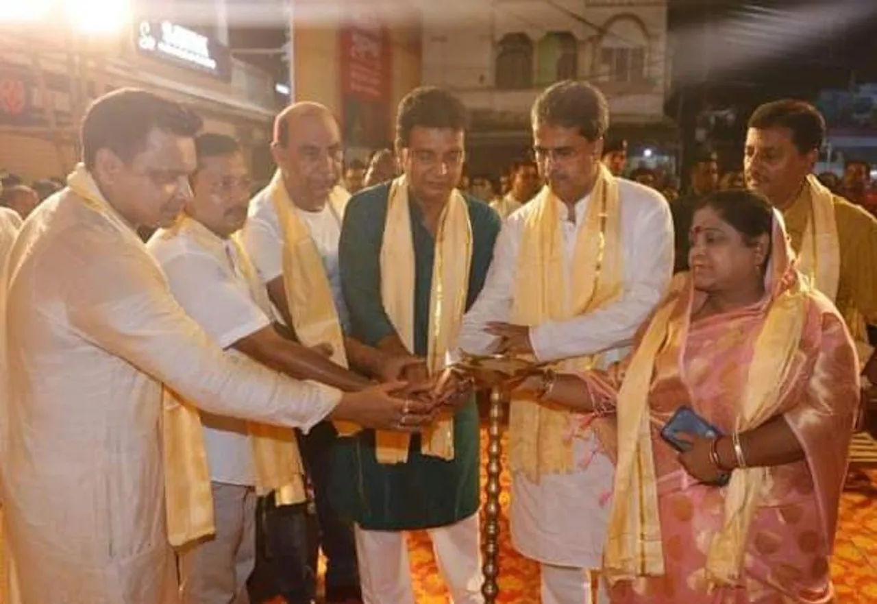 পূজোমন্ডপের কারুকার্য খতিয়ে দেখলেন মানিক সাহা