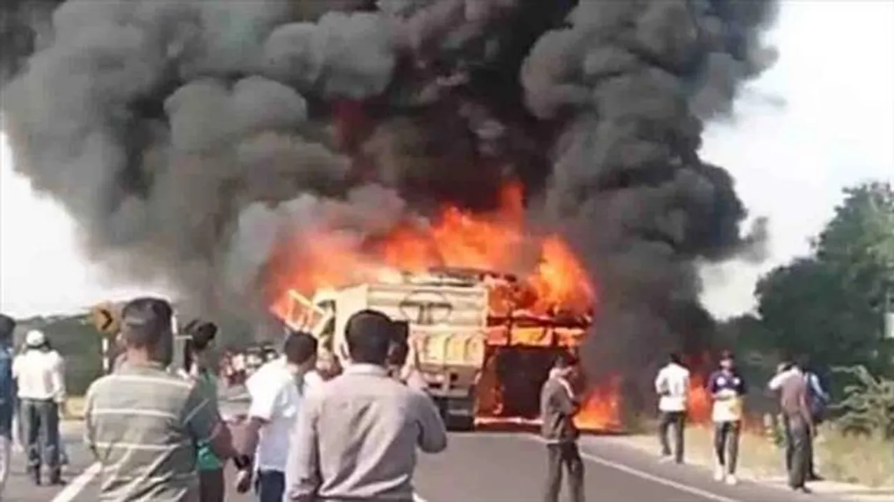 মুখোমুখি সংঘর্ষ বাস-ট্যাংকারের, আগুনে ঝলসে মৃত ১২