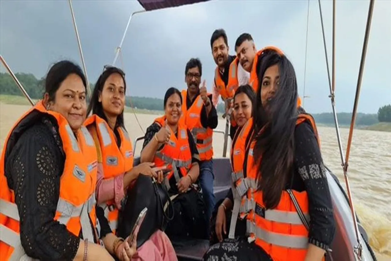 রাজনৈতিক সংকটের মাঝেই বোট রাইডে মজলেন মুখ্যমন্ত্রী