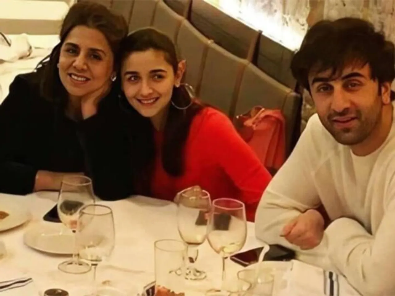 একসঙ্গে নতুন বাংলো দেখতে গেলেন নীতু-রণবীর-আলিয়া