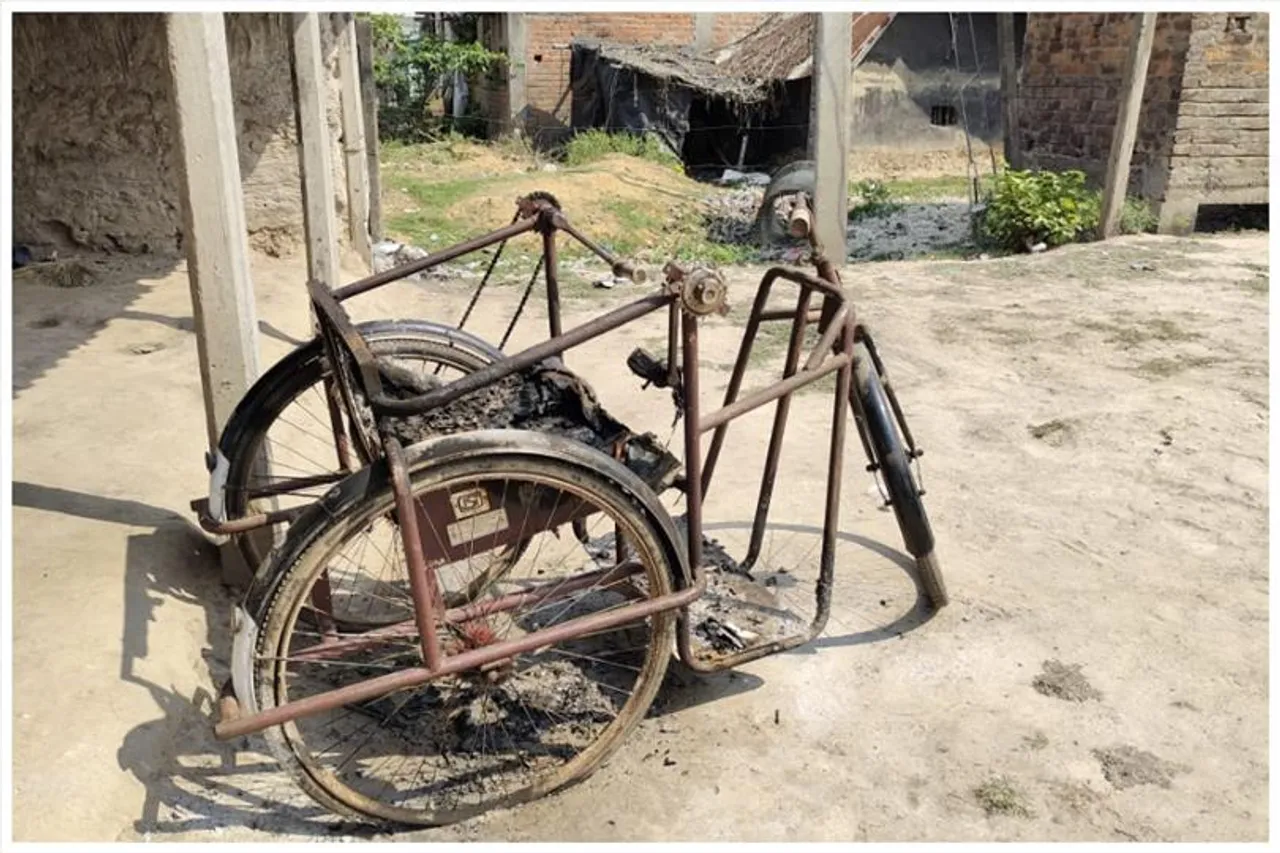 আগুনে পুড়ল সাইকেল, ঝলসে গেল পা