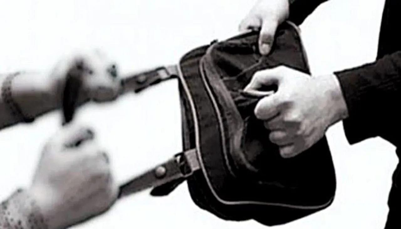 দমদমে ছিনতাই রুখতে গিয়ে আহত রেলযাত্রী