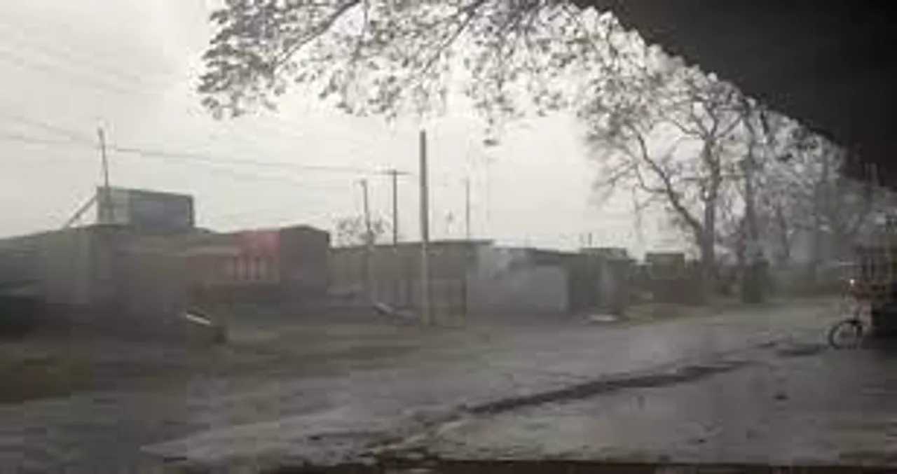 তুমুল ঝড়ের দাপটে লণ্ডভণ্ড ধূপগুড়ি