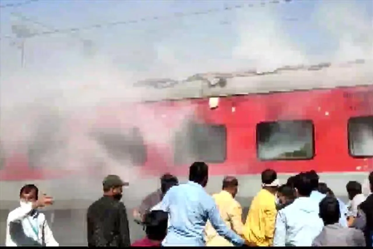 গান্ধীধাম-পুরী এক্সপ্রেসে অগ্নিকাণ্ড