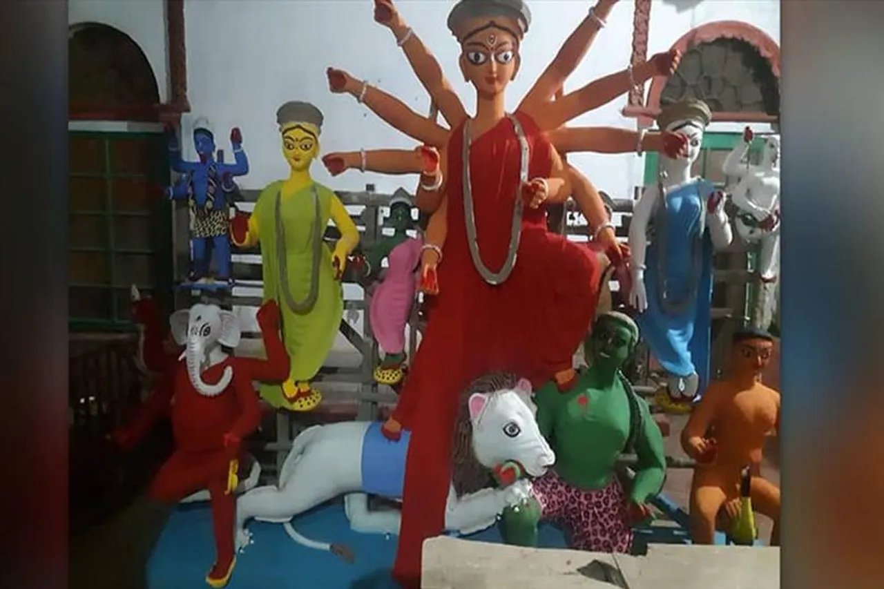 ৩৫০ বছরের রীতি মেনে কমলা রঙে রাঙানো হয় দেবীকে