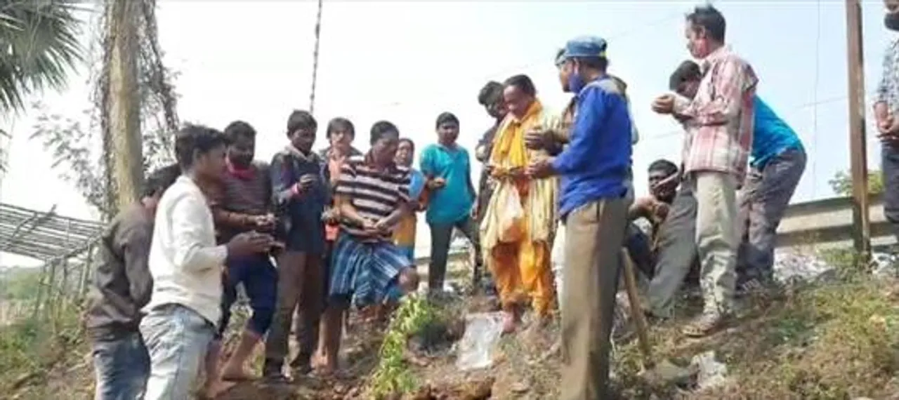 পুরোহিত ও নাপিত ডেকে মৃত হনুমানের শেষকৃত্য!