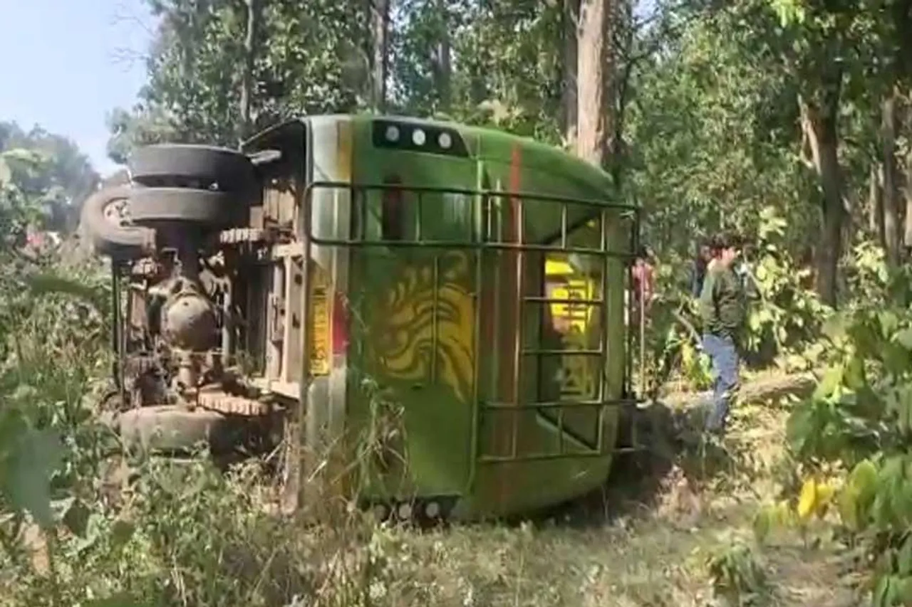 বাস দুর্ঘটনায় জখম ২৫ জন যাত্রী