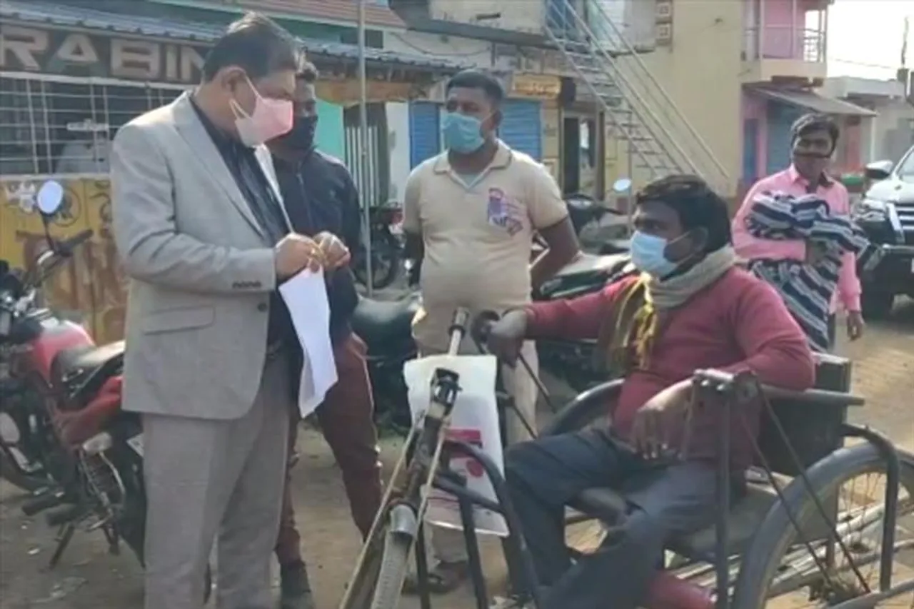 প্রতিবন্ধী ব্যক্তির পাশে দাঁড়ালেন বিধায়ক