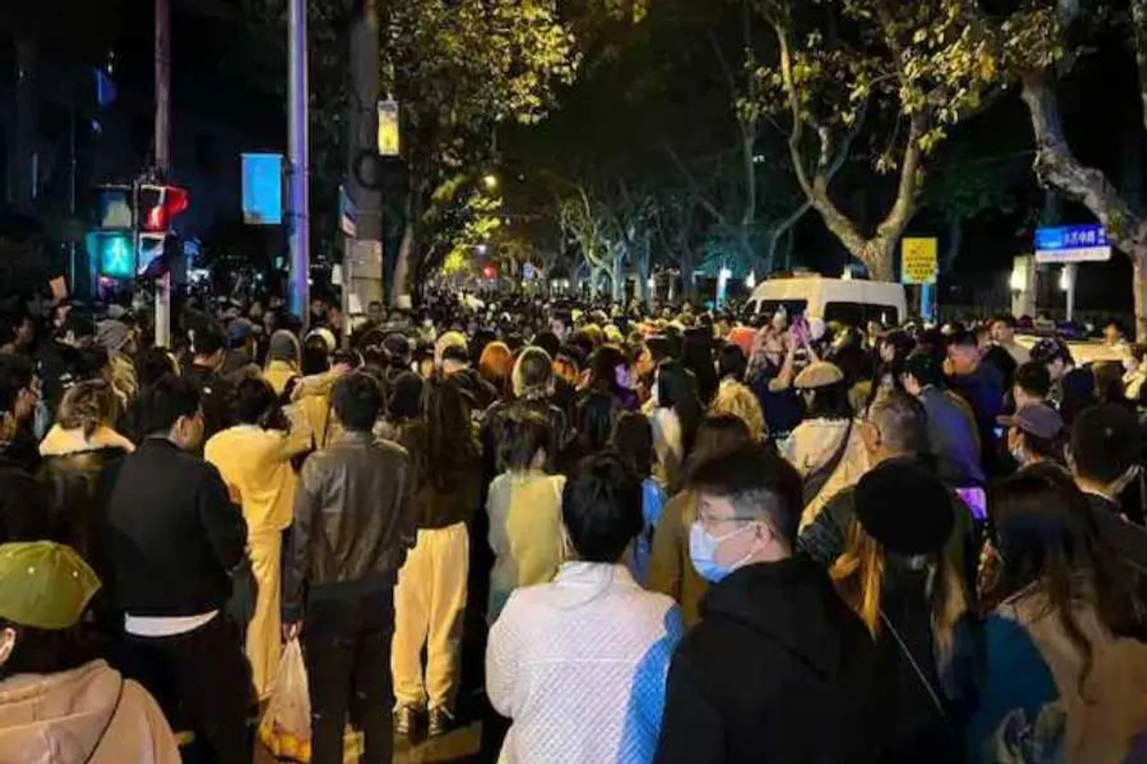 চীনের শূন্য কোভিড নীতি: বিক্ষোভকারীদের 'স্টেপ ডাউন সিসিপি' স্লোগান