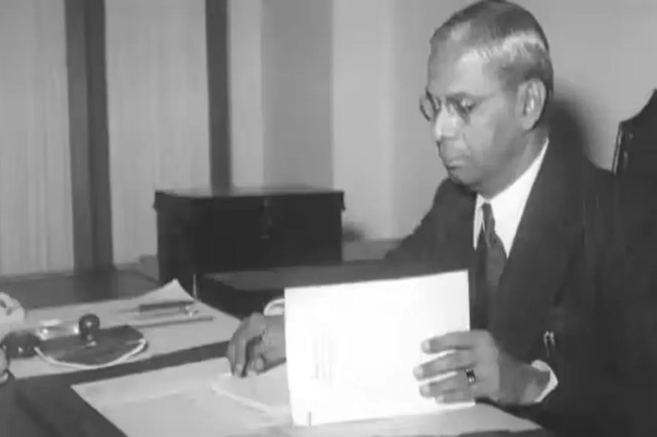 প্রথম কেন্দ্রীয় বাজেট কবে পেশ করা হয়?