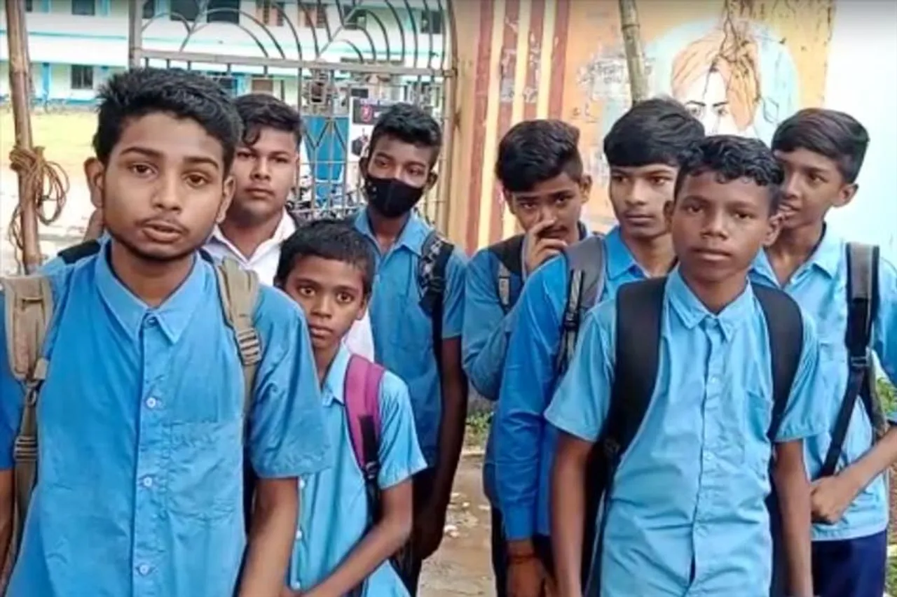 কথা না শোনায় ২২ জনকে ছাত্রকে ঢুকতে দেওয়া হল না স্কুলে