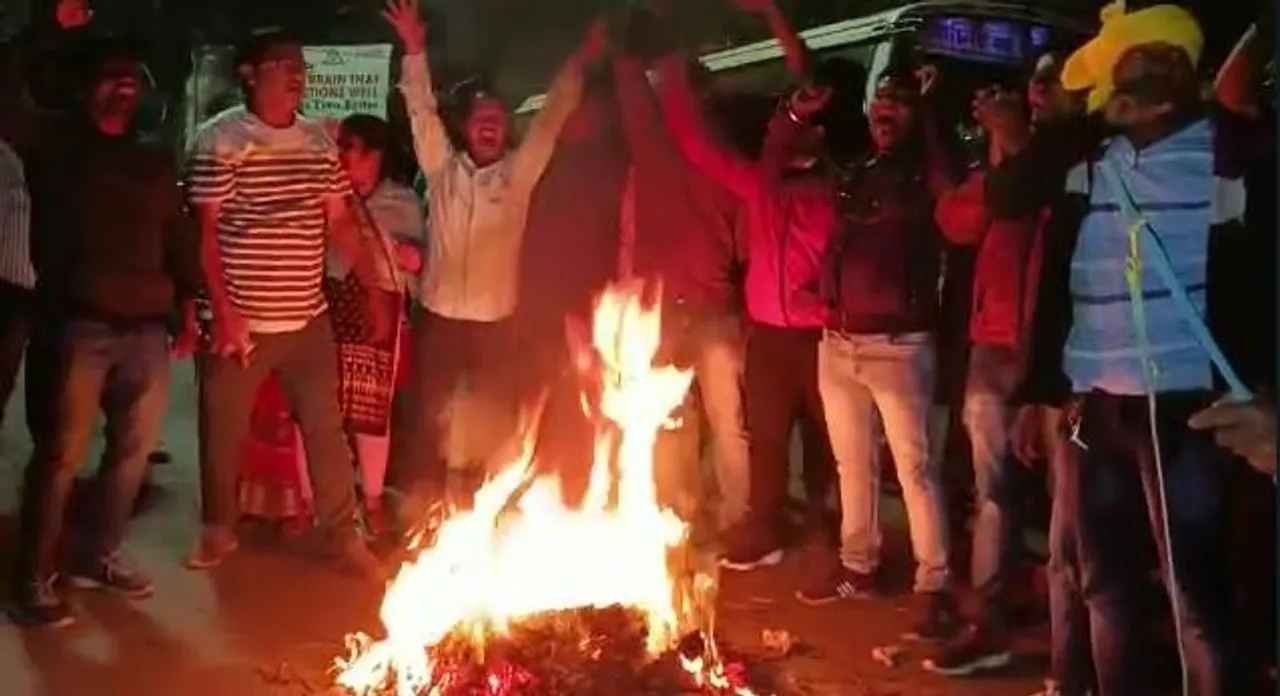 অখিল গিরির কুশপুত্তলিকা পুড়িয়ে আদিবাসী সম্প্রদায়ের বিক্ষোভ দুর্গাপুরে