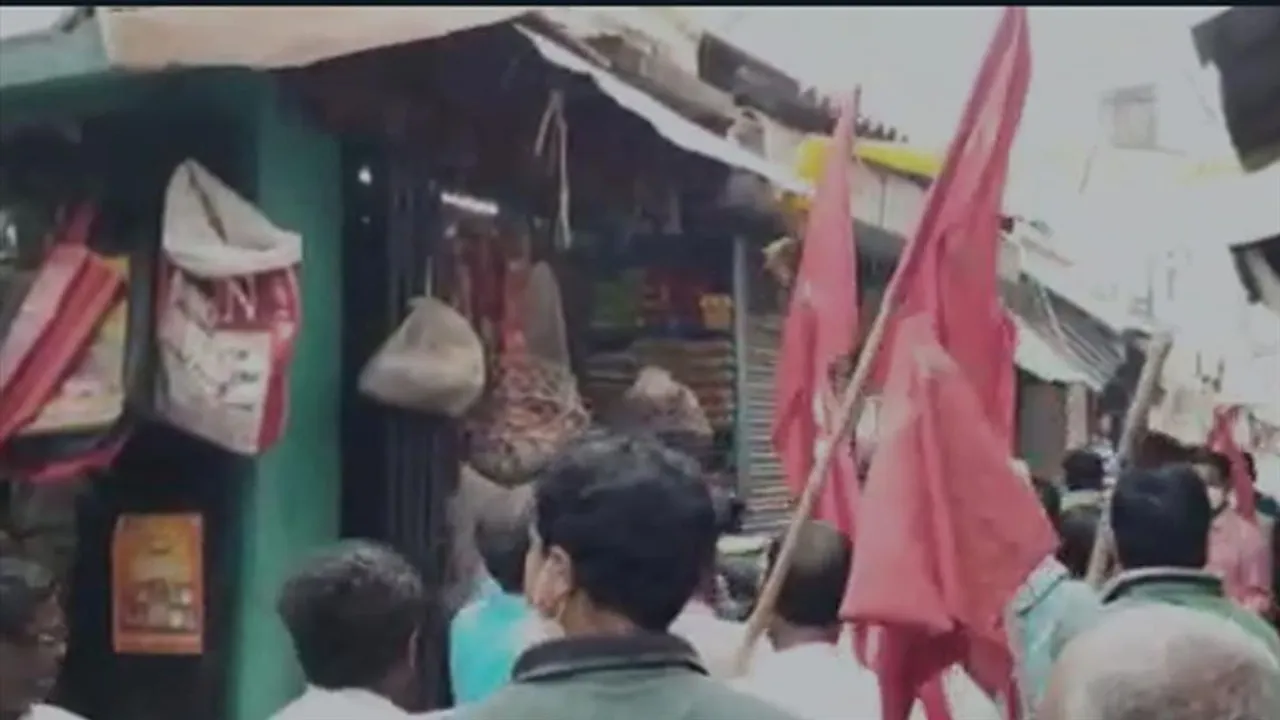 জোর করে দোকান বন্ধের চেষ্টা বনধ সমর্থকদের