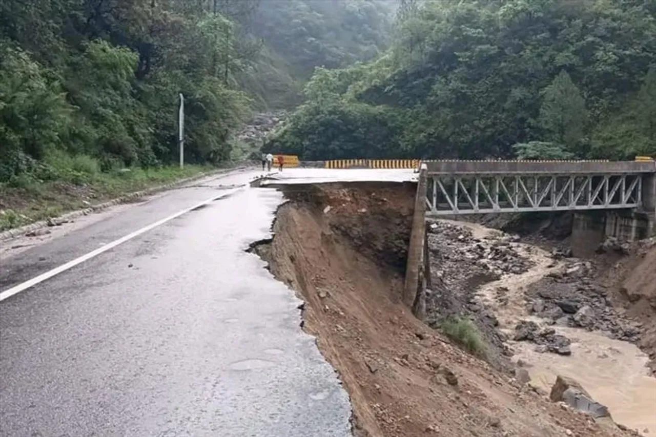 ভারী বৃষ্টিতে বিপর্যস্ত বদ্রীনাথ, বন্ধ রাস্তা