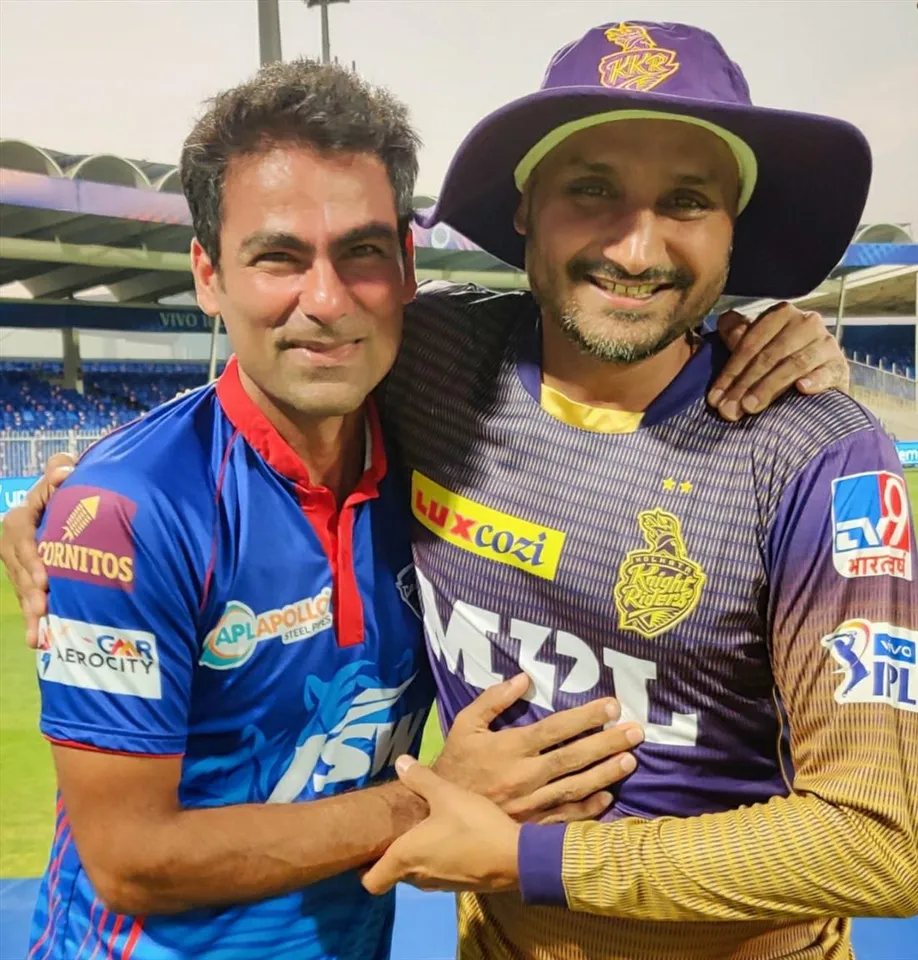 ম্যাচের পর এক ফ্রেমে ধরা দিলেন হরভজন-কাইফ