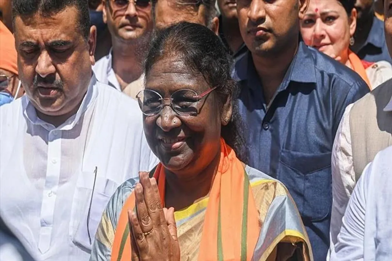 'রাষ্ট্রপত্নী' মন্তব্যে কংগ্রেস-বিজেপি তরজা