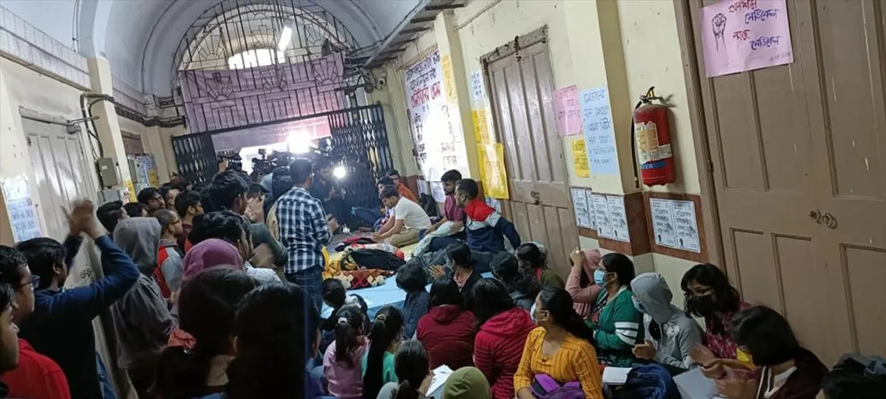 ছাত্র ভোটের দাবিতে এখনও অনশনে মেডিক্যাল কলেজের পড়ুয়ারা
