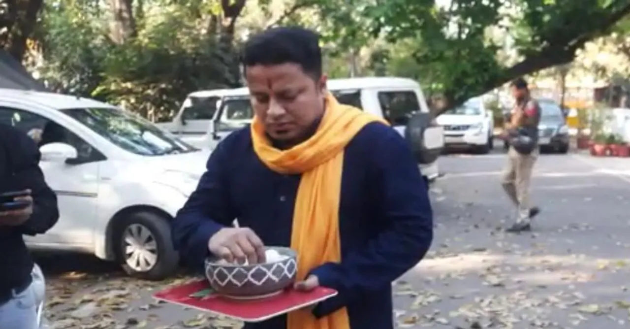 গুড়-বাতাসা বিলি বিজেপি সাংসদ অনুপম হাজরার