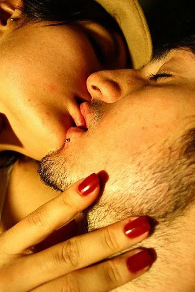 চোখের মাধ্যমে তাঁকে বুঝিয়ে দিন আপনি কী চান