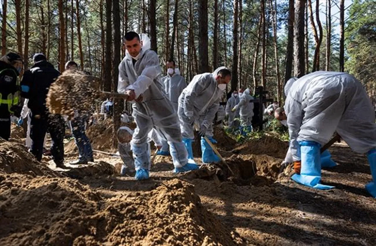 ইজিয়াম গণকবর থেকে দুই শিশুসহ আরও বেসামরিক মৃতদেহ উদ্ধার করা হয়েছে