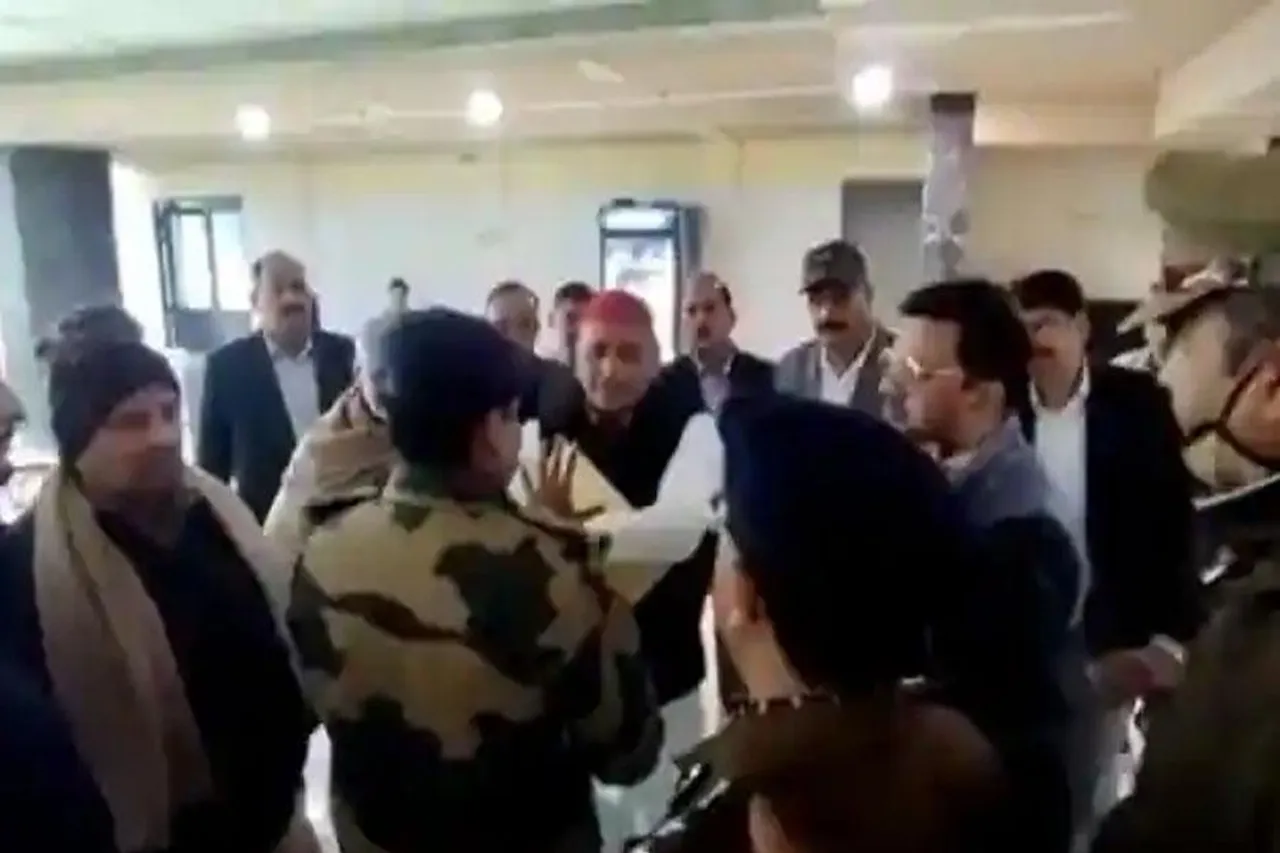 'যদি বিষ মিশিয়ে দেন?' পুলিশের উদ্দেশে করা অখিলেশ যাদবের মন্তব্যকে ঘিরে শোরগোল