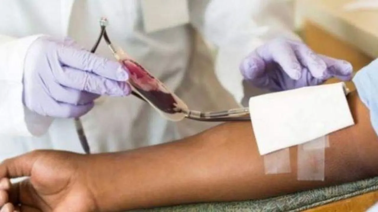 রক্ত দিয়ে রোগীকে বাঁচালেন বেসরকারি নার্সিংহোমের স্বাস্থ্যকর্মী