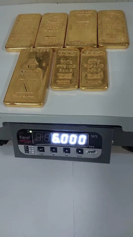 মুম্বই এয়ারপোর্টে ৪.৭৫ কোটি টাকার সোনা সহ  গ্রেফতার ২