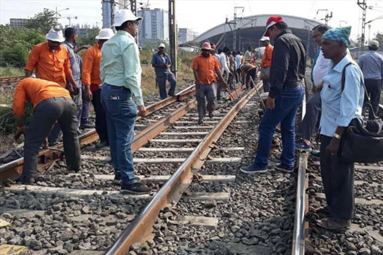 মেগা ব্লকের জেরে একাধিক ট্রেনের রুট বদল