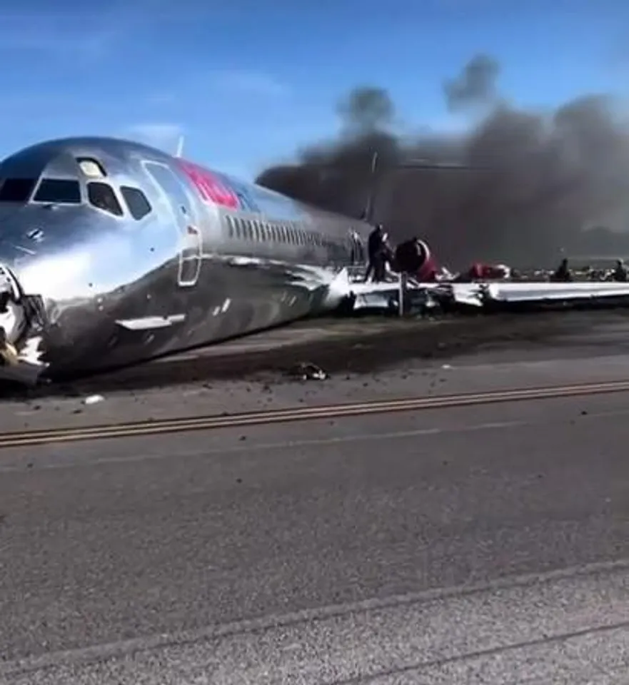 মিয়ামি আন্তর্জাতিক বিমানবন্দরের রানওয়েতে নামার সময় জ্বলে উঠল বিমান