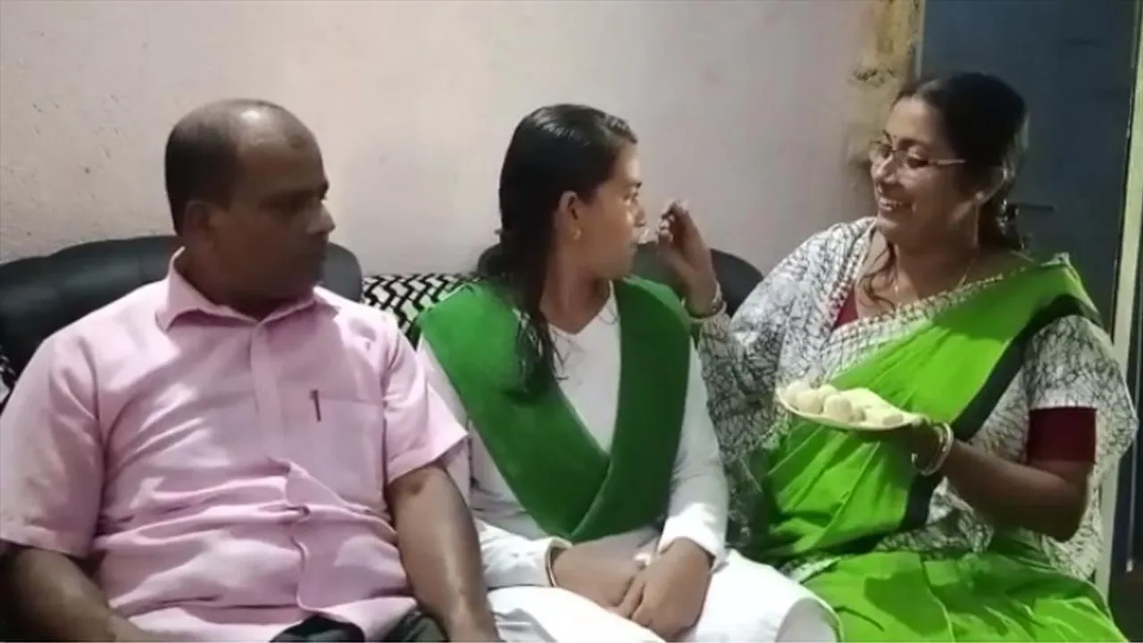 পশ্চিম মেদিনীপুরের নাম উজ্জ্বল করলেন মাধ্যমিকের কৃতী ছাত্রী শ্রেয়শী ভূঁইয়া