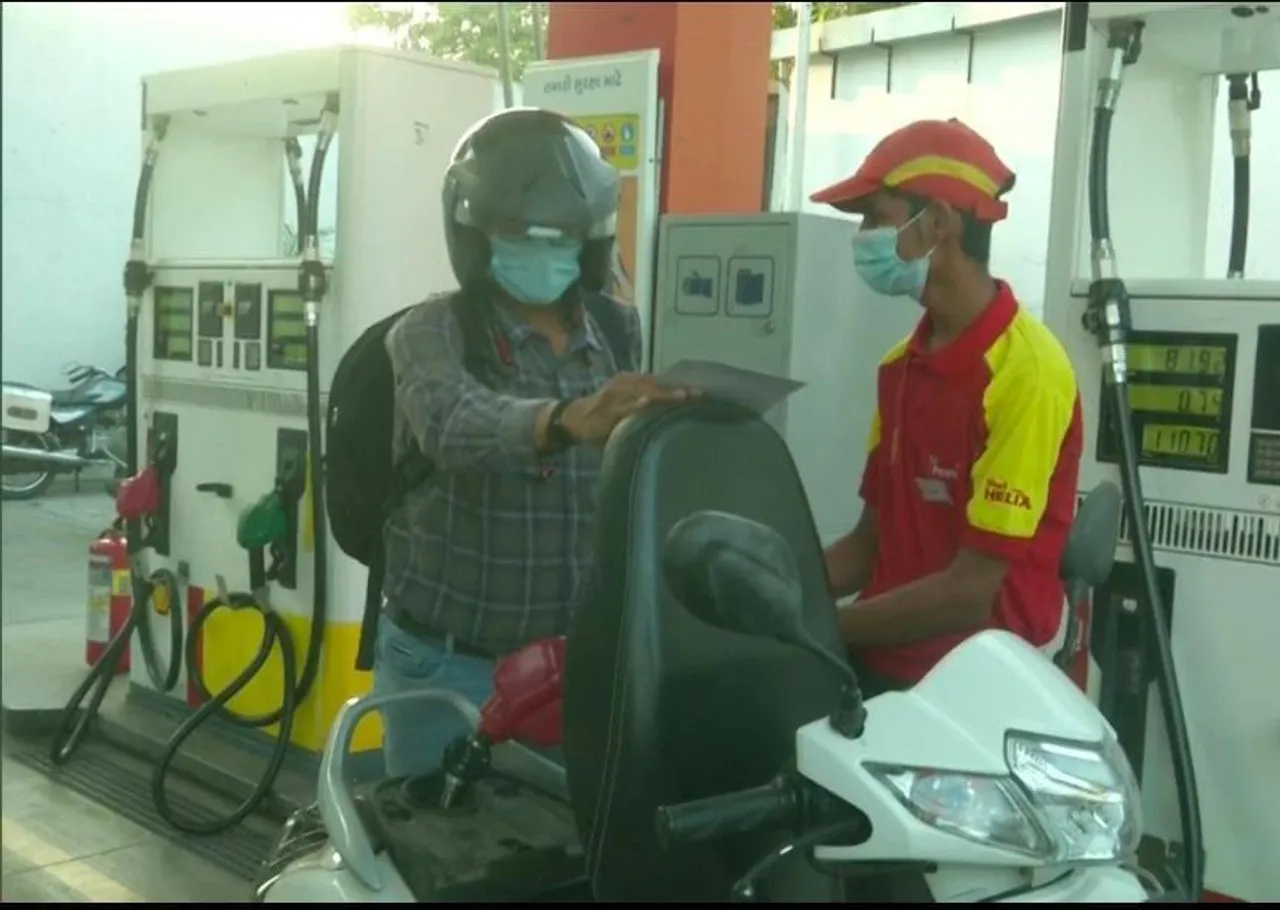 বিনামূল্যে পেট্রোল বিতরণ 'ট্রাফিক চ্যাম্প স্কিম'-এর অধীনে